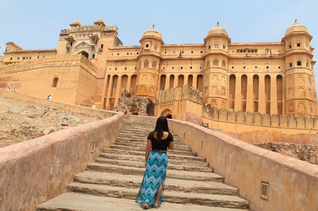 Phụ nữ nên ăn mặc kín đáo khi đi du lịch Ấn Độ