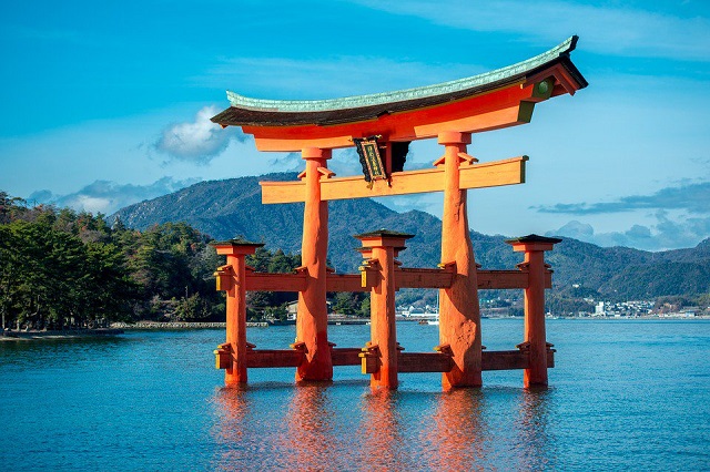Chiếc cổng cao 16 mét chính là biểu tượng của đảo Miyajima