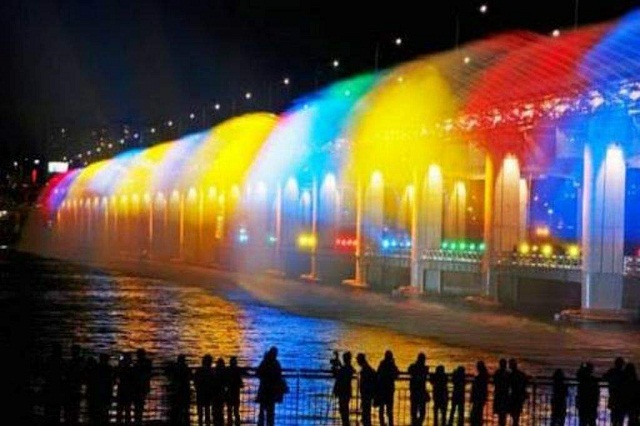 Cầu Banpo rực rỡ sắc cầu vồng với 200 chiếc đèn LED