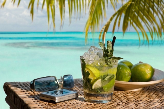 Thưởng thức một ly cocktail kiểu Cuba ở bãi biển Miami là một trải nghiệm thú vị