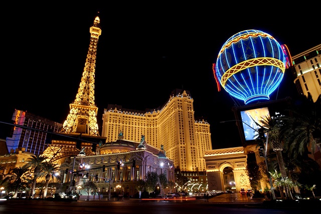Pari Casino với biểu tượng tháp Eiffel là một địa điểm thu hút đông đảo du khách