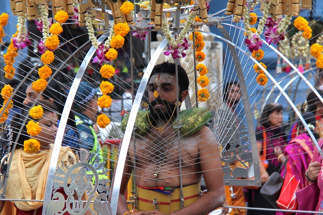 Tiết mục xuyên vật nhọn qua cơ thể trong lễ hội Thaipusam