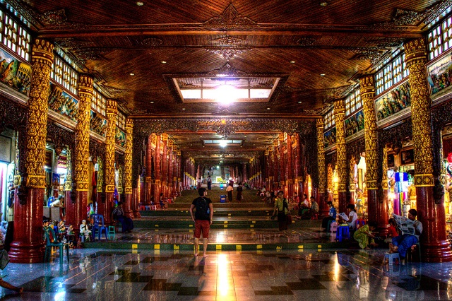 Không gian kiến trúc bên trong chùa Shwedagon