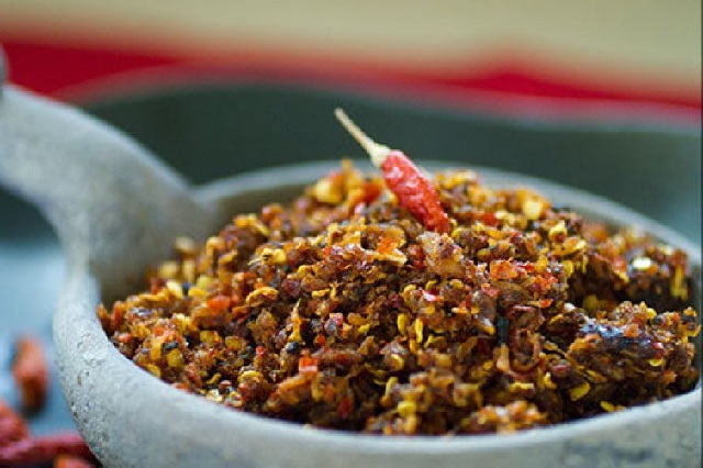 Khao Pad Nam Prik Narok là món cơm nhão nấu với ớt siêu cay của Thái Lan
