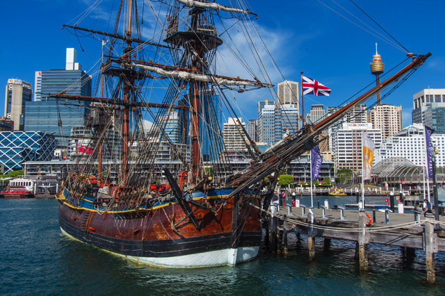 Bảo tàng Hàng hải Quốc gia được đặt trên cảng Darling với những con tàu lịch sử khổng lồ
